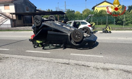 Auto si scontrano a Pianezze e una si ribalta, ferite tre persone