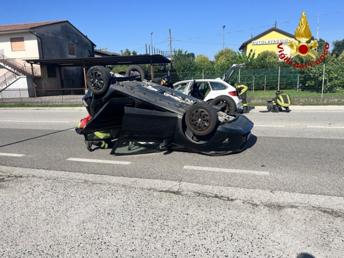 Auto si scontrano a Pianezze e una si ribalta, ferite tre persone