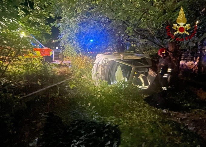 Auto finisce fuori strada e si ribalta in un fosso, feriti due 26enni