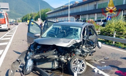 Incidente frontale lungo la Valsugana: cinque feriti, tra cui un bambino di due anni