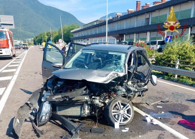 Incidente frontale lungo la Valsugana: cinque feriti, tra cui un bambino di due anni