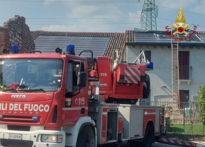 Incendio in una casa a Romano d’Ezzelino, a fuoco i pannelli fotovoltaici installati sul tetto