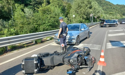 Si ferma al semaforo ma viene investito da un'auto, ferito motociclista di 62 anni