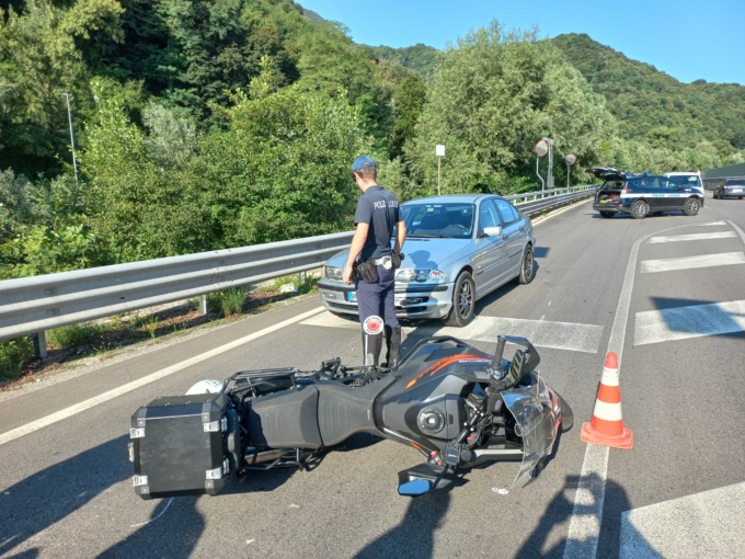 Si ferma al semaforo ma viene investito da un’auto, ferito motociclista di 62 anni