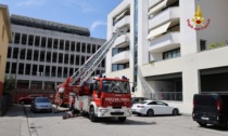 Piano cottura prende fuoco mentre sta preparando il pranzo, nella cucina scoppia un incendio