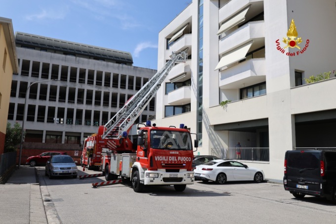 Piano cottura prende fuoco mentre sta preparando il pranzo, nella cucina scoppia un incendio