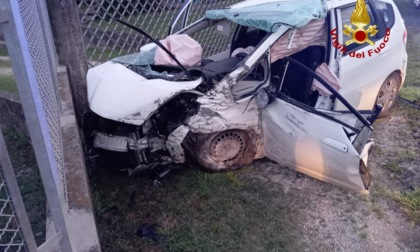 Auto esce di strada e si schianta contro un muretto, ferito gravemente un 39enne