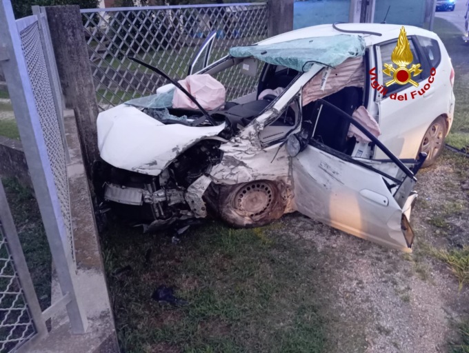 Auto esce di strada e si schianta contro un muretto, ferito gravemente un 39enne