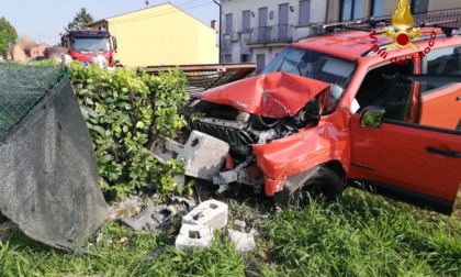 Travolto da una Jeep Renegade mentre sta tagliando l'erba in giardino: è grave, ferita anche una famiglia