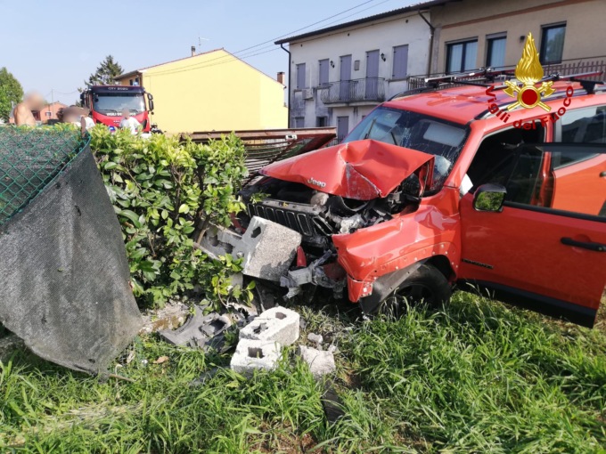 Travolto da una Jeep Renegade mentre sta tagliando l’erba in giardino: è grave, ferita anche una famiglia