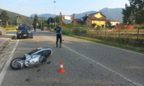 Con la fiancata dell'auto urta un motociclista, ferito un 41enne