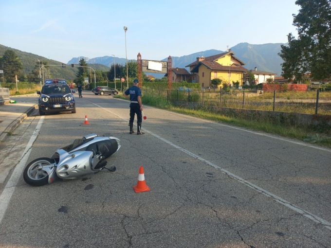 Con la fiancata dell’auto urta un motociclista, ferito un 41enne