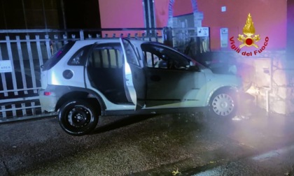 Auto esce fuori strada e rompe un tubo del gas, casa rischia di andare a fuoco