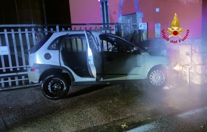 Auto esce fuori strada e rompe un tubo del gas, casa rischia di andare a fuoco