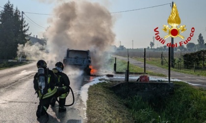 Nota che qualcosa non va, scende dall'auto e questa prende fuoco