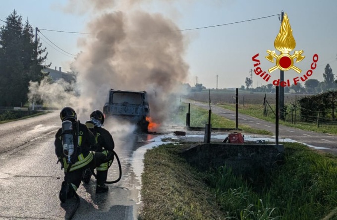 Nota che qualcosa non va, scende dall’auto e questa prende fuoco