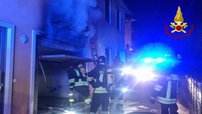 Incendio in un garage a Crespadoro: tanta paura, ma nessun ferito
