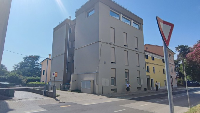 Precipita dalla finestra, finendo incastrata tra due edifici: in gravi condizioni una 36enne