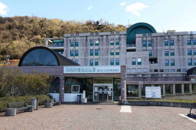 Caos al Pronto Soccorso, 28enne aggredisce un paziente e rompe una porta