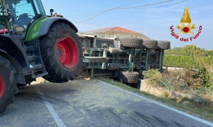 Scontro tra trattori a Bolzano Vicentino, carro agricolo si rovescia e blocca la strada