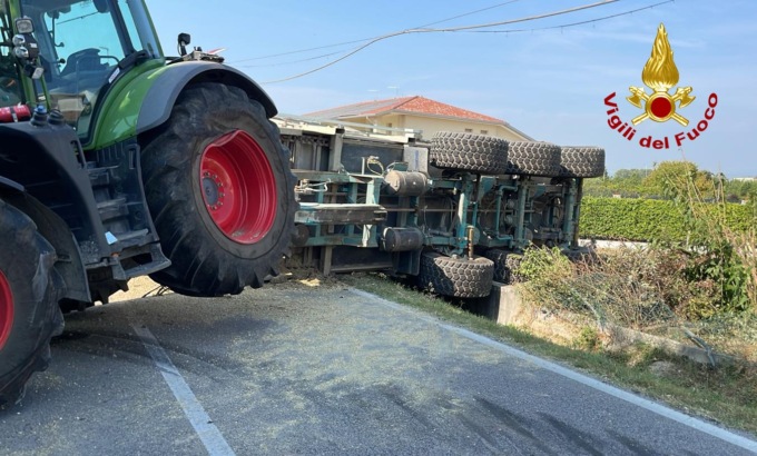 Scontro tra trattori a Bolzano Vicentino, carro agricolo si rovescia e blocca la strada