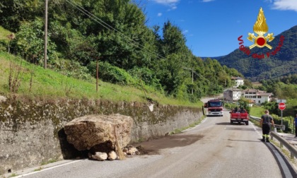 Cadono due massi sulla Sp 81 a Posina: tanta paura, ma nessun ferito