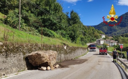 Cadono due massi sulla Sp 81 a Posina: tanta paura, ma nessun ferito