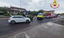 Fiat Punto e Audi si scontrano a Barbarano Mossano: due feriti, uno incastrato nell'utilitaria