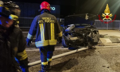 Incidente nella notte in Viale Trieste: un'auto colpisce un cordolo e abbatte un palo della luce