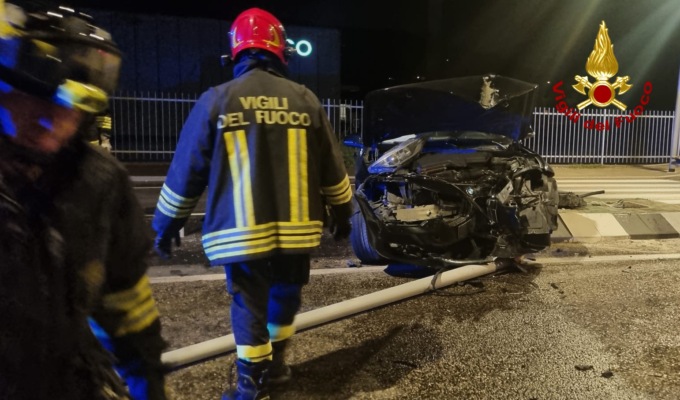 Incidente nella notte in Viale Trieste: un’auto colpisce un cordolo e abbatte un palo della luce