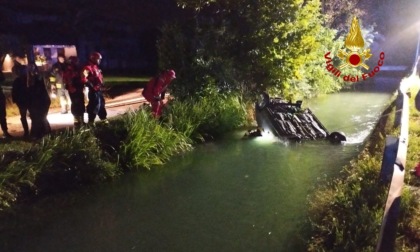 Lancia Y si ribalta in un canale, giovane si tuffa in acqua e salva la vita dell'automobilista