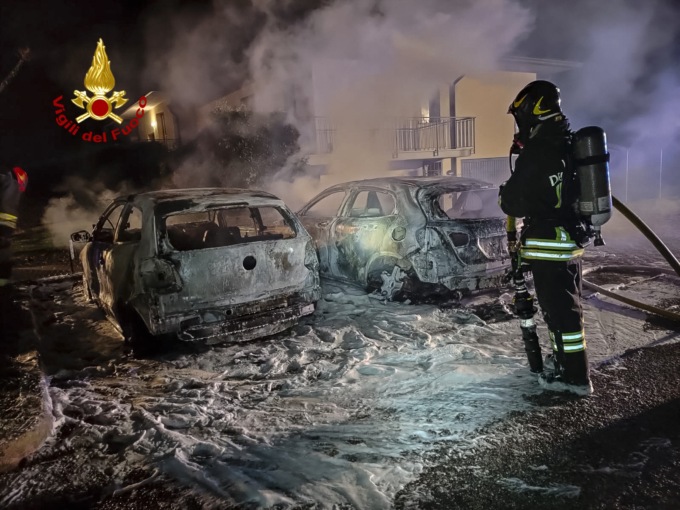 Misterioso incendio di due auto parcheggiate a Zugliano