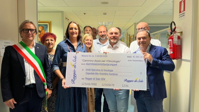 A piedi da Assisi a Roma raccogliendo fondi per l’ospedale Santorso: l’impresa dell’ex sindaco Luca Cortese