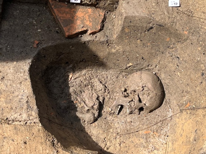 Durante gli scavi per la rete idrica a Vicenza saltano fuori… quattro antiche tombe romane