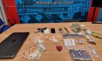 In giro con la fidanzata, lo fermano in auto e lo beccano con l'hashish: in casa ne aveva ancora di più