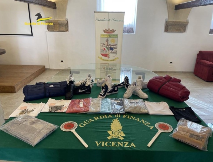 Vendono articoli Nike e Adidas, ma… contraffatti: sequestrati più di 5.200 capi sportivi dai finanzieri di Vicenza