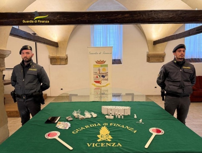 Blitz antidroga a Camisano Vicentino: in casa degli spacciatori trovate cocaina, marijuana e sigarette elettroniche con THC