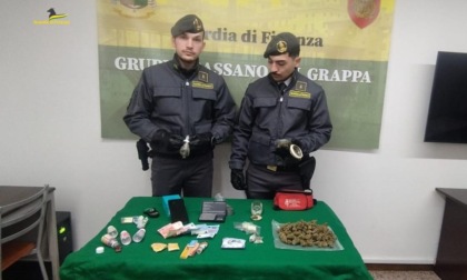 Cerca di scappare alla vista della Guardia di Finanza, in tasca diverse dosi di marijuana