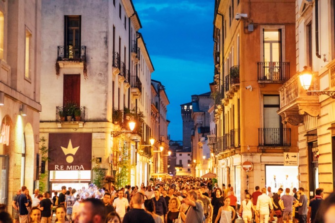 Rissa con spranghe durante la Notte Bianca in centro a Vicenza, scattano quattro denunce