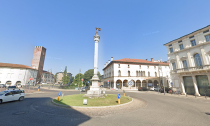 Lite per un parcheggio in piazza XX Settembre, volano spintoni e schiaffi