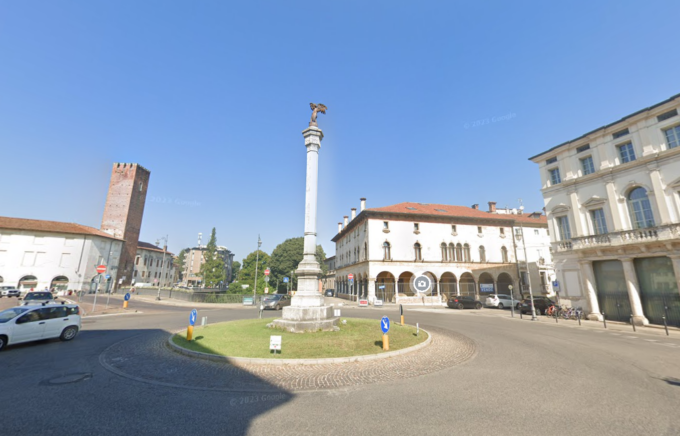 Lite per un parcheggio in piazza XX Settembre, volano spintoni e schiaffi