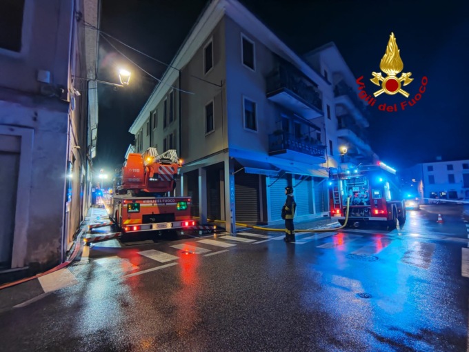 Fabbricato in ristrutturazione va a fuoco nella notte a Malo