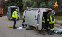 Bmw X3 si ribalta su un lato e colpisce un contatore del gas, ferita coppia di padovani