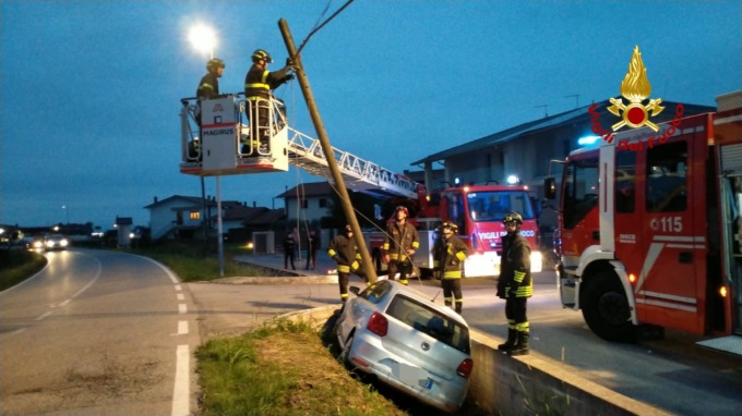Esce di strada e investe un operaio, intento a posare una rete: due feriti
