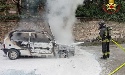 Mentre percorre Via Filzi, l'auto prende fuoco: il conducente si salva per un soffio