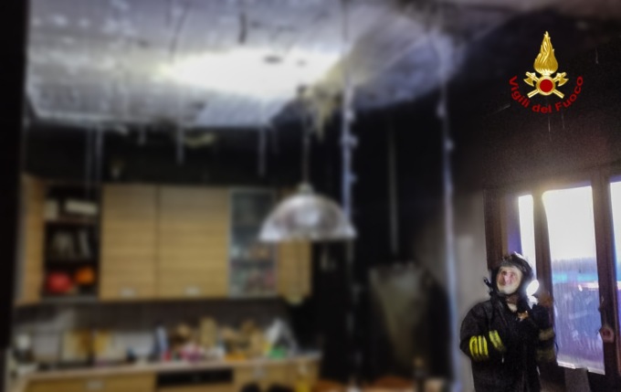 Incendio in cucina, la casa si riempie di fumo: evacuata una famiglia a Tezze sul Brenta