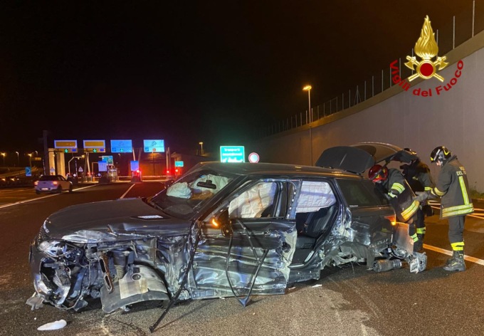Range Rover si schianta nella notte contro la cuspide del casello della Pedemontana