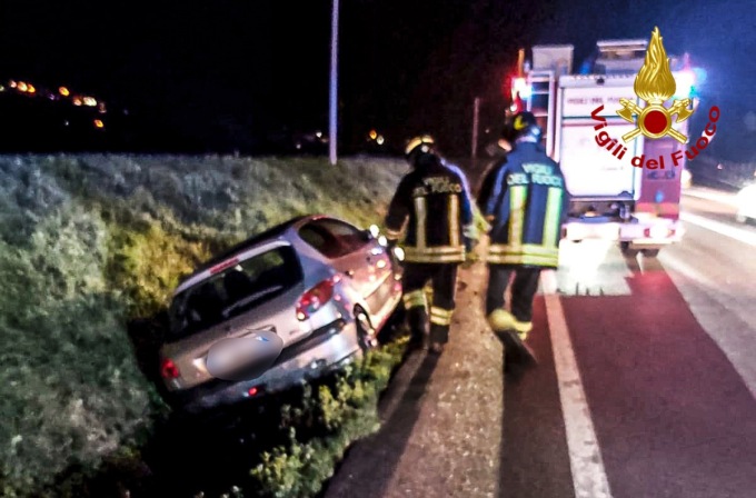 Perde il controllo dell’auto e finisce in un fosso, ferita una giovane