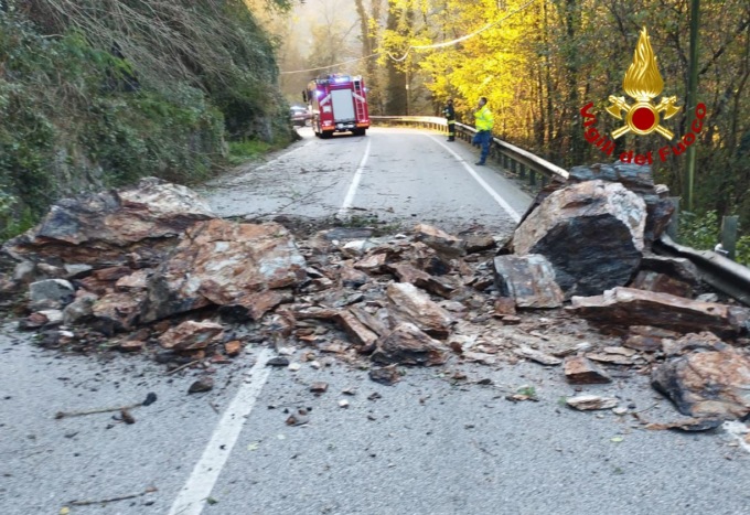 Massi invadono la SP 46 a Torrebelvicino: strada chiusa
