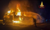 Camion carico di lavatrici in fiamme sull'A4, traffico bloccato tra Vicenza e Montecchio